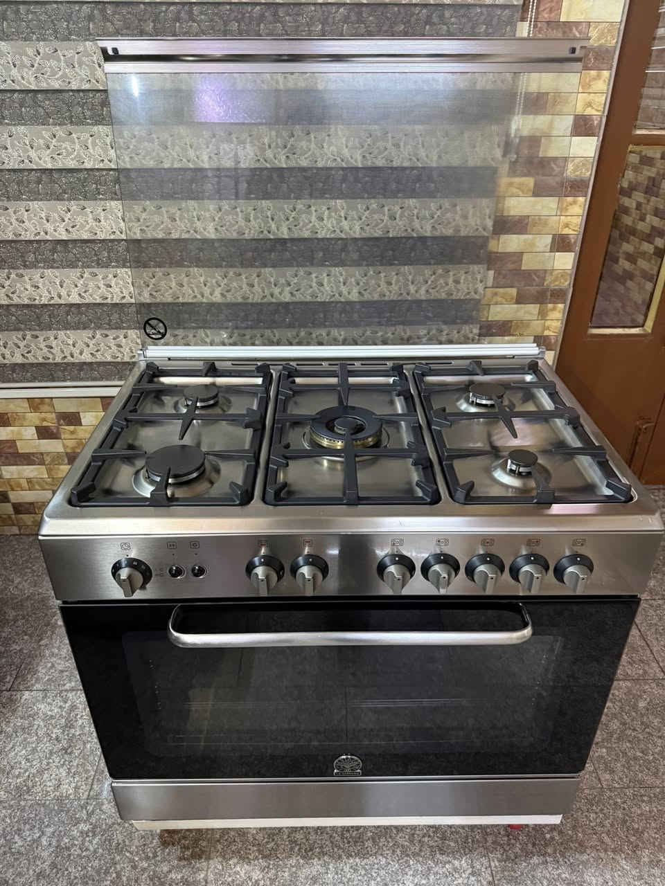 للبيع طباخ الماني نظيف جدا كل العيون تشتغل سعره ٢٥٠ وبي مجال مكاني بغداد للتواصل ***********
