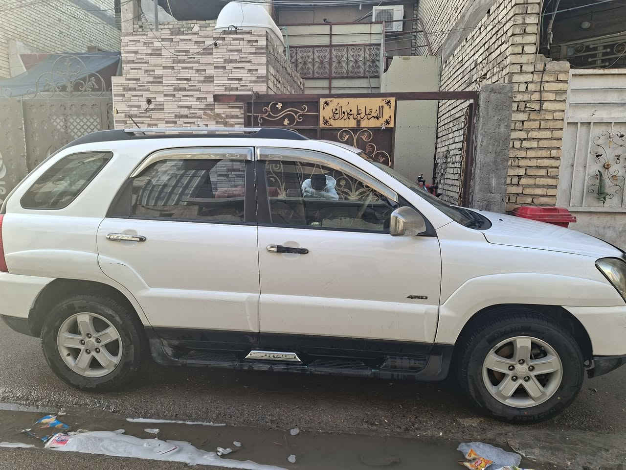 سلام عليكم سيارة كيا سبورتج للبيع موديل ٢٠٠٩بغداد بسمي السيارة مكفولة من الحادث خليجي مكينة ٢٠٠٠ داخل السيارة عسلي السعر ١٢٥ رقم الهاتف ***********
