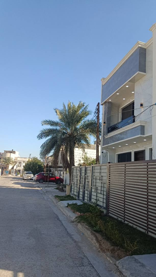 تونات للبيع 80م² الواحد على شارع 15 واجهه 6
حي الجهاد الضباط ، قرب شارع 60 
بناء حديث درجة اولى 

يحتوي البيت الواحد على 4 غرف نوم بحجم واسع 
 مع صاله ومطبخ وحمامين 

#للاستفسار : مكتب سومر للعقار 🏛️ حي الجهاد الضباط 
***********📞 ابونمر بغداد, العراق
