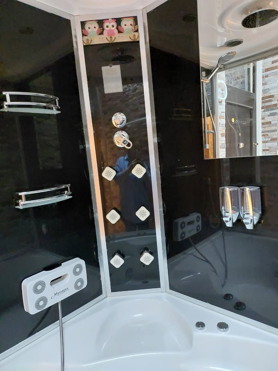 من رخصة الادمن مكلفة بالنشر ،شاور متكامل مع جاكوزي مع جهاز بخار يوجد داخله:
اناره/جرس /راديو /مرآة
حجم كبير نظيف جدا استخدام قليل(من هوم اسطنبول ).
قياسات الشور:
ارتفاع 2 متر و14 سم
عمق 2 متر
عرض الوجه 2متر
عرض الضلع 85 بي ضلعين لكل واحد 85.
بسعر مناسب جدا :٥٠٠ د.ع للتواصل رقم الوتساب 
***********

