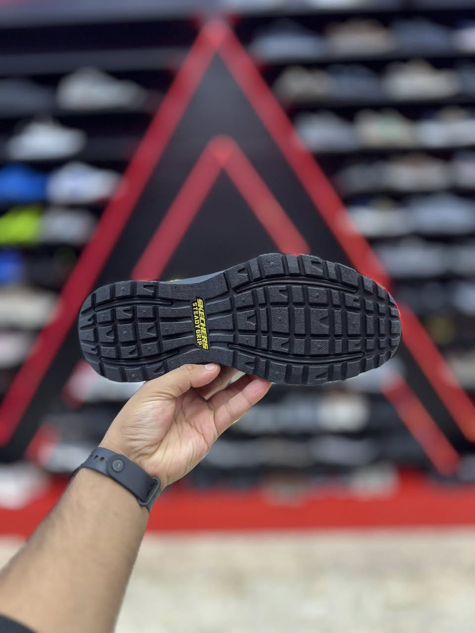 Skechers MENS USA STREET WEAR

يأتي الحذاء باللون البني مع لمسات من اللون الأصفر الليموني على النعل الأوسط والجزء الخلفي. يتميز هذا الموديل بنعل خارجي متين ومصمم لتوفير الثبات على مختلف التضاريس.

اصلي وكاله غير مستخدم 
قياس 41
السعر 60 الف 
العنوآن نجف ملحق الروان 
توصيل 🚚 محافظات 6 داخل النجف3 
*********** واتساب
