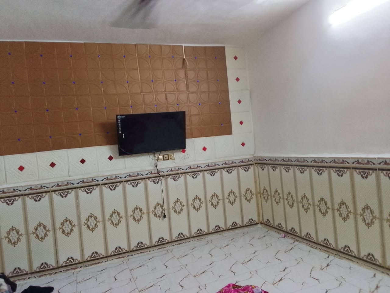 السلام عليكم بيت لبيع
مكان ديوانية ام نطباشي منطقة تبليط بلباب ومي وكهربا 
مساحت لبيت 150
بيت يتكون من غرفتين وصالة وحمام داخلي ومطبخ واستقبال وحمام خارجي وممر ورة لغرف ومنور بل صالة 
وستفسار على هاذ رقم ***********اوعلى هاي صفحة
