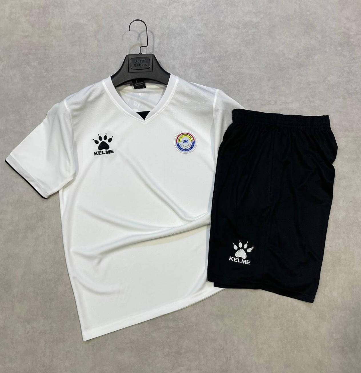 تراك برمودا 
خامة بولستر (قطن صناعي)
السعر 15 الف 
توصيل لجميع المحافظات 5 آلاف 
العنوان : بغداد - مدينة الصدر - شارع الفلاح - قطاع 9

AM للتجهيزات الرياضية 🥇
تميز بأفضل الخامات وأحدث موديلات الماركات العالمية 🔥
📍 عنواننا: بغداد - مدينة الصدر - شارع الفلاح - قطاع 9.
🚚 توصيلنا: لكل محافظات العراق (سريع وآمن).
💬 للحجز والاستفسار: راسلنا على الخاص أو واتساب (الرابط بالبايو).
#AM_SPORTS #ملابس_رياضية #مدينة_الصدر #تجهيزات_رياضية #العراق كشخة_رياضية


**إذا كنت صاحب هذا الإعلان وتريد حذفه لأي سبب، رجاءا أرسل رسالة إلى الدعم الفني**