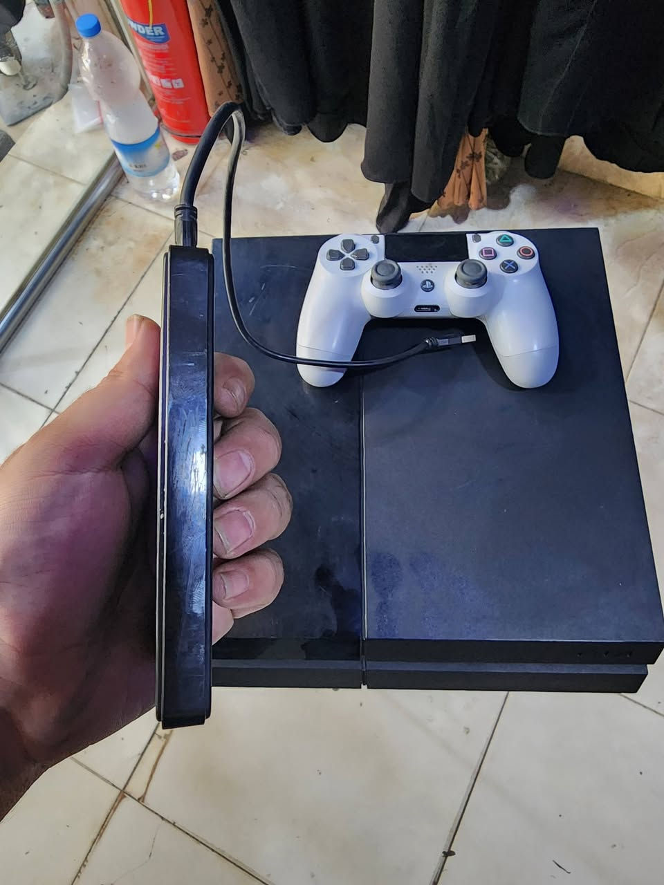 بلي فور للبيع جهاز نظيف كلش استخدام قليل وياه هارد ٥٠٠ كيكه ويده اصليه للبيع سعره ٣٠٠ الف مكان النجف 
***********

