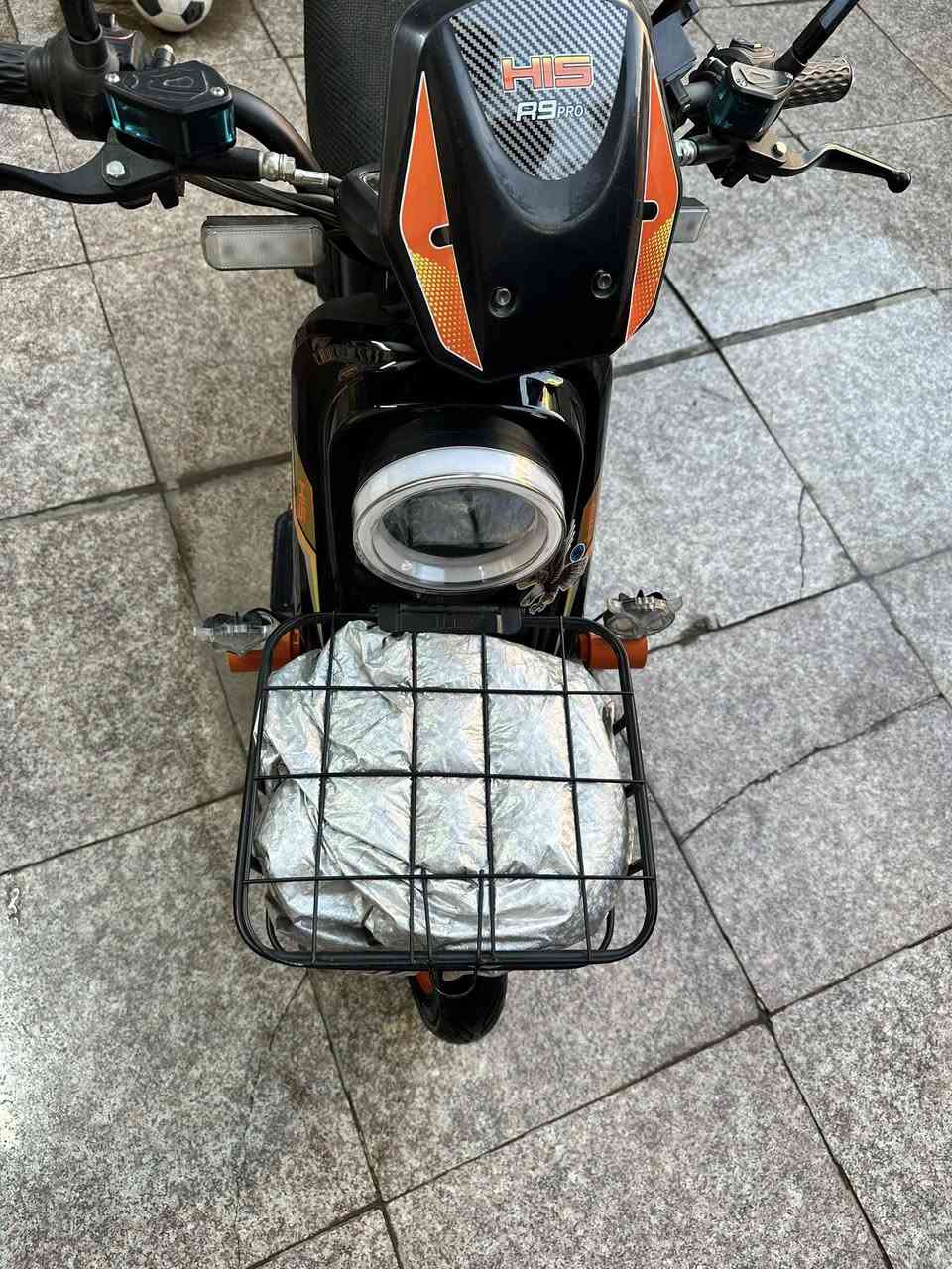 دراجة R9 الشكل الحديث 2026
مو القديم 
كشن كامل متصل 
اربع اشاير  
نظام الرجوع للخلف 
نظام اربع سرع 
سرعة الدراجة تقرة 100
الدراجة جديدة مثل ما موضح بالصور 
مكان الدراجة بغداد الوزيرية 

السعر 425 وبيها مجال بسيط لانو كلش جديدة الدراجة
الي يحب يستفسر اكثر على الرقم 

*********** 
موجود واتساب ايضاً
