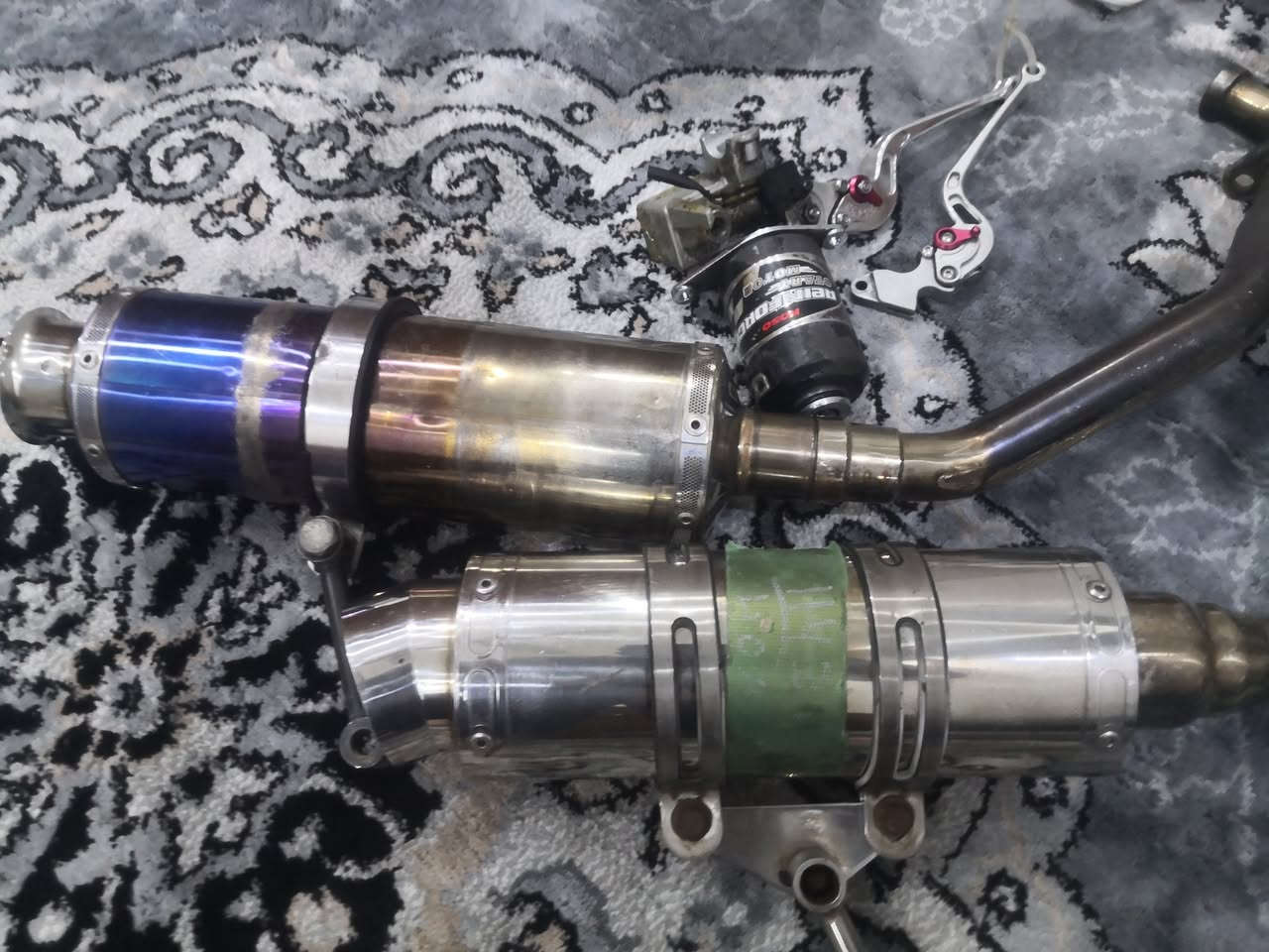 السلام عليكم شباب للبيع صالنصات رياضي الستيل كاتم و السبع الوان صوت كلهن بوري منفصل السعر الوحدة ١٥٠ اذا ثنينهن ٢٥٠
سلف كوسو رياضي السعر ٦٠ 
 للاستفسار *********** بي واتساب
