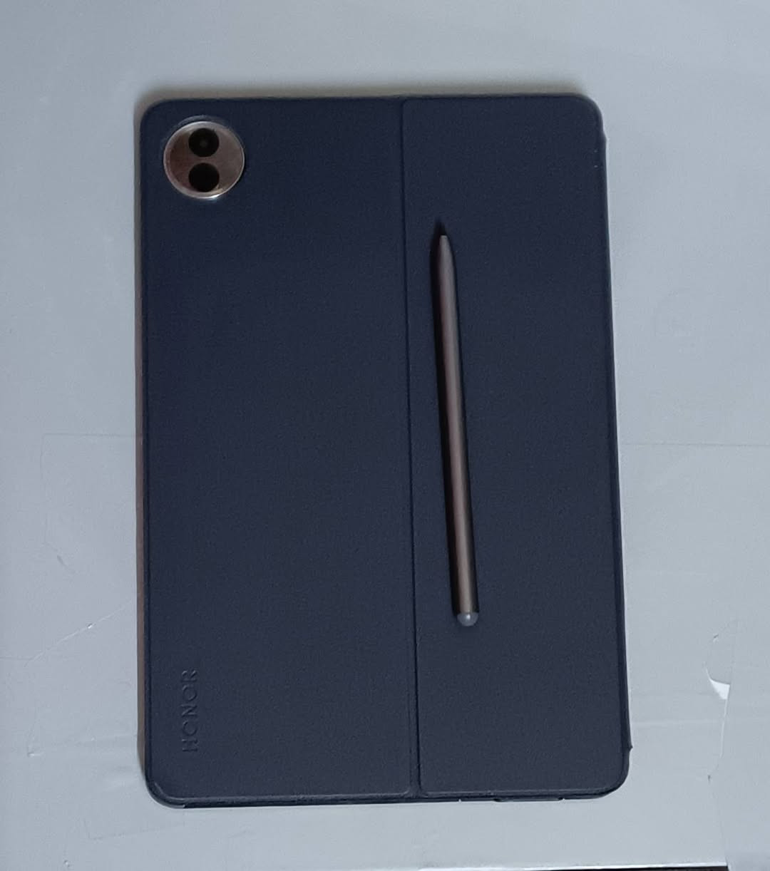HONOR Pad 10 يجي بتصميم نحيف وأنيق، شاشة 12.1 إنچ بتردد 120Hz حتى تكون الصورة ناعمة وواضحة، وبي 6 سماعات تعطي صوت قوي ومحيطي. و البطاريه 10100mAh تعيش فترة طويلة💪🏻، ومعالج Snapdragon 7 Gen 3 يشغل الألعاب والتطبيقات بسلاسة💯. التخزين 256GB 🔥ويا 8GB رام🔥. بلنسبه للكيبورد هديه و القلم ينباع بحد✨✨
HONOR Pad 10 يجي بتصميم نحيف وأنيق، شاشة 12.1 إنچ بتردد 120Hz حتى تكون الصورة ناعمة وواضحة، وبي 6 سماعات تعطي صوت قوي ومحيطي. و البطاريه 10100mAh تعيش فترة طويلة💪🏻، ومعالج Snapdragon 7 Gen 3 يشغل الألعاب والتطبيقات بسلاسة💯. التخزين 256GB 🔥ويا 8GB رام🔥. بلنسبه للكيبورد هديه و القلم ينباع بحد✨✨

وبي ضمان ذهبي بعدله 6 اشهر 😍 ويخلص و هاذه يسملحك اتبدل الجهاز وينطوك جهاز جديد اذا لكيت بي عطل فني او خلل من الشركه 🏬

الايباد هوه و الكيبورد : 350 الف 💸

الايباد هوه و الكيبورد و القلم :375 الف 💸

الايباد بي مجال الي ايريد يستفسر اكثر خلي ايراسلني الصفحه او الرقم هلا بيكم 🤍

☎️ :*********** 
 بي واتساب

