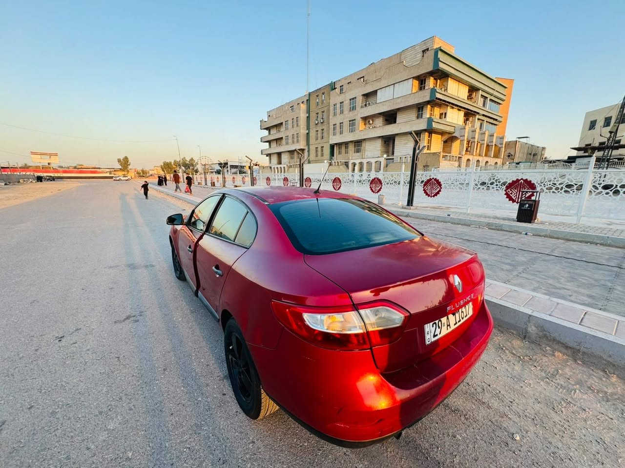 🚗 رينو فلونس 2013 ⚙️ محرك 1600 الاقتصادي المرغوب 🔄 كير AT أوتوماتيك
📢 للبيع أو المراوس 
✅ المحرك جديد، صارله تقريبًا أسبوع من شدّيته، وحاوية بالكارتون. ✅ الكير مكفول. ✅ منظومة تبريد كاملة جديدة. ✅ الحدادية كاملة جديدة. ✅ داينمو جديد. ✅ سلف جديد. ✅ منظومة بنزين جديدة. ✅ مشط ستيرن جديد. ✅ ويل رياضي أسود. ✅ هزة جديدة. ✅ منظومة زنون جديدة. ✅ شاشة CarPlay.
💯 السيارة ما بيها أي نقص، جاهزة للاخير، وعالفحص وين ما تحب تفحص.
🔢 الرقم إنكليزي التحويل بأي مكان يعجبك.
📄 السيارة باسمي، عنواني الديوانية - المركز، والتحويل ثاني يوم.
📸 السونار مالتها موجود بالصور.
💰 السعر: 65 وبيه مجال بسيط.
✨ كلشي موجود بالسوك وحسب النضافه ، والسيارة نظيفة وتعبان عليها كلش. للبيع او المراوس 
📞 ***********
📞 *********** ديوانية, القادسية
