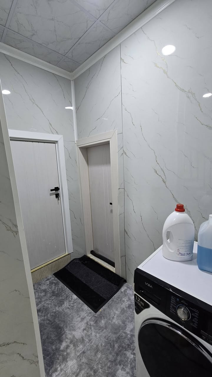 ئەگەر بەدوای شوێنێکی ئارام و پڕ لە خزمەتگوزاری دەگەڕێیت بۆ ژیان، وە دور بێ لە جەنجالی ناو شار ئەم خانووە هەلێکی زێڕینە

• ​دیزاینی خانوەکە
لەسەر شێوازێکی زۆر جوان دروست کراوە کە
لە روکەش خانوێکی زۆر سادەو جوانە لە ناوەوەش زۆر شەهانە دەردەکەوێت
خانوەکە دوو قاتە
قاتی یەکەم⏬️
خانوەکە پێک دێت لە
ژووری میوانی گەورە لە قاتی یەکەم 
چێشتخانەی مۆدێرن قاتی یەکەم
هۆلێکی دانیشتنی فراوان قاتی یەکەم
توالێت لەدەرەوە
 توالێتی سەربەخۆ لە ژورەوە
حەمامی سەربەخۆ لە ژورەوە
مەتبەخ عەمەلێکی فراوان
  ژوری نوستنی فراوان
[پلیکانەیەک یان قادرمە] لە ژورەوە بۆ قاتی دووەم

قاتی دووەم⏬️
قادرمەی تایبەت بۆ قاتی دووەم لە دەرەوە هەیە
دوو ژوری نوستنی فراوان
توالێتی سەربەخۆ 
حەمامی سەربەخۆ 
هۆلێکی گەورە 

مواسەفاتی خانووکە
___________________
رووبەری خانووەکە 
250مەترە
درێژی خانووکە
25مەترە
پانی خانوەکە 
10مەترە
✅️پێشی ساحەیە پرۆژە هەیە بکرێتە باخجە موڵکی حکومەتە هی خەلک نییە 💯
زۆر گونجاوە دەتوانی بیکەیتە دوو بەشەوە هەلێکی زێرینە
باشترین کەرەستەی بیناسازی دروستکراوە.
✅️دەستە جەپی خانووکە قیبلەیە🕋

📍 شوێنی جوگرافی و دەوروبەری
شوێنکی زۆر ستراتیژی هەیە کە 
438مەتر دورە لە نەخۆشخانەی دارەتوو
403مەتر دورو لە پۆلیسی دارەتوو
553مەتر دورە لە ئاسایشی دارەتوو
480مەتر دورە لە پارکی دارەتوو
 800مەتر دورە لە قوتابخانەی تریفەی کجان
550 مەتر دورە لە قوتابخانەی بنەرەتی هەڵبجە
187 مەتر دورە لە قوتابخانەی بنەرەتی داستان
173مەتر دورە لە سەنتەری لاوانی دارەتوو
126مەتر دورە لە ساحەی تۆپی پێی 11لاعیبی دارەتوو
109مەتر دورە لە ساحەی تپی پێی 6لاعیبی دارەتوو
841مەتر دورە لە سانعەی دارەتوو
118مەترە دورو لە مزگەوتی ابوبکری صديق
198مەترە دورو لە مزگەوتی دەروێشان
348مەترە دورو لە مزگەوتی عومەری کوری عبدالعزیز
گەڕەکی نیشتیمان بە ئارامی و فراوانی شەقامەکانی ناسراوە، ژینگەیەکی زۆر گونجاوە بۆ ژیانی خێزانی
کەوتووەتە گەڕەکێکی ئارام و پەرەسەندوو، کە بە یەکێک لە ناوچە هەرە باشەکان بۆ نیشتەجێبوون دادەنرێت

✅ بۆچی ئەم خانووە هەڵدەبژێریت؟
بۆچی ئەم خانووە هەڵدەبژێریت؟
• ​کەشی گەڕەکەکە زۆر ئارام و گونجاوە بۆ خێزان.
• ​هەموو خزمەتگوزارییەکانی (ئاو، کارەبا، زێراب.قوتابخانە.نەخۆشخانە.بنکەی پۆلیس.بنکەی ئاسایش.ناحیەی دارەتوو.پارک.بازار) بەردەستە
• ​نرخێکی گونجاو و گەرەنتییەکی باش بۆ داهاتوو.
​📞***********
