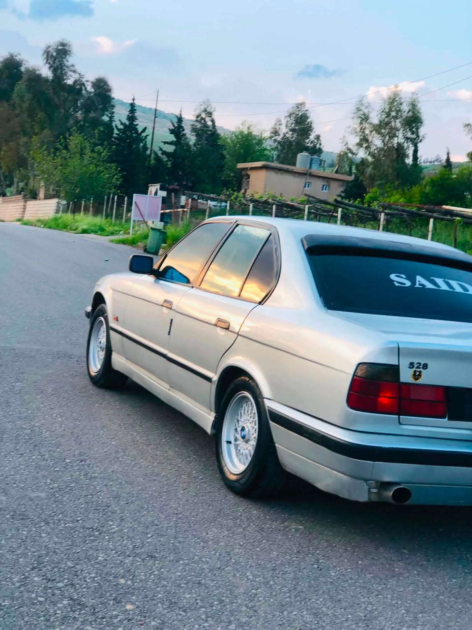 سةرةتا بة ناوي خواي گةورة BMW1993 528گير عادي سةيارةكةگير و مةكينة بةشةرت جةمبةكي بجوكي دواوةي هةية سةيارةكة سبوخ عامة سةيارةيةكي توند و تولة جوار تايةو ويلي نوي رةقةم  هةوليرة  وةكالةي بة ناوي خومانة غرامةش جي لةسةر بو  وةري دةكريةوة  تةبريد لةسةر سويج ئةوةش رةقةم تةلةفون ***********
