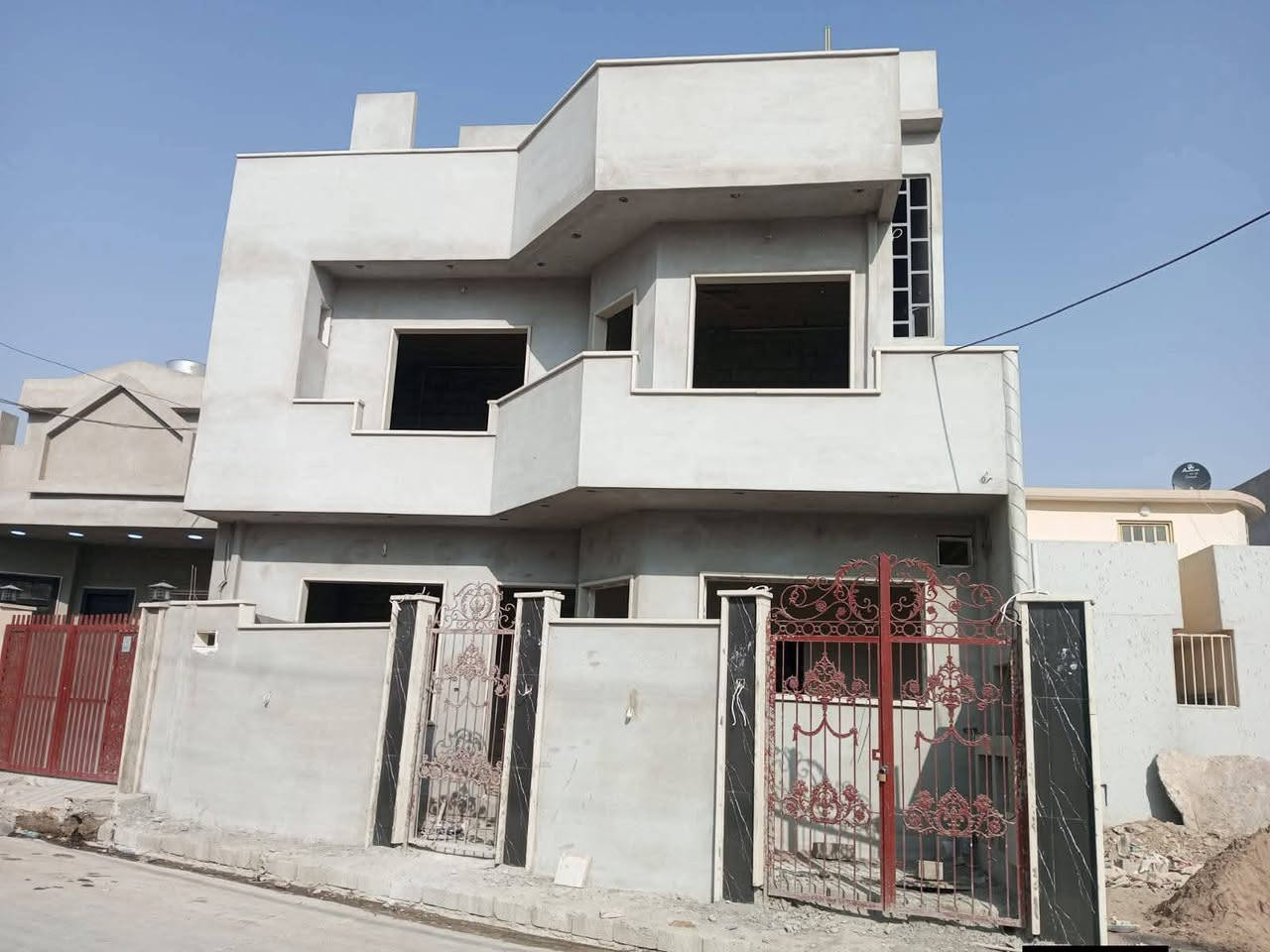 بيع مستعجل 
السلام عليكم  دار للبيع في حي الملايين الثانية تقطيع الملك المساحة الكلية [200] متر [105] بناء [95 متر ] حديقة وكراج على شارعين امامي وخلفي  الدار يتكون من ثلاث طوابق .
الطابق الاول : غرفة نوم وهول وستقبال ومطبخ وصحيات.
الطابق الثاني : ثلاث غرف نوم مع صحيات واحده منهم سويت.
الطابق الثالث : غرفة نوم وهول وسطح ناصي وعالي .
البيت مرحلة اولى كهربائيات وصحيات  مع سيراميك جدران كامل كوبنات حلان لبخ الواجها كامل  .
السعر المطلوب 125  مليون وقابل للتفاوض .
للاستفسار الأتصال على الأرقام التالية.
***********
يرهم مراوسة مع قطعة أرض .
