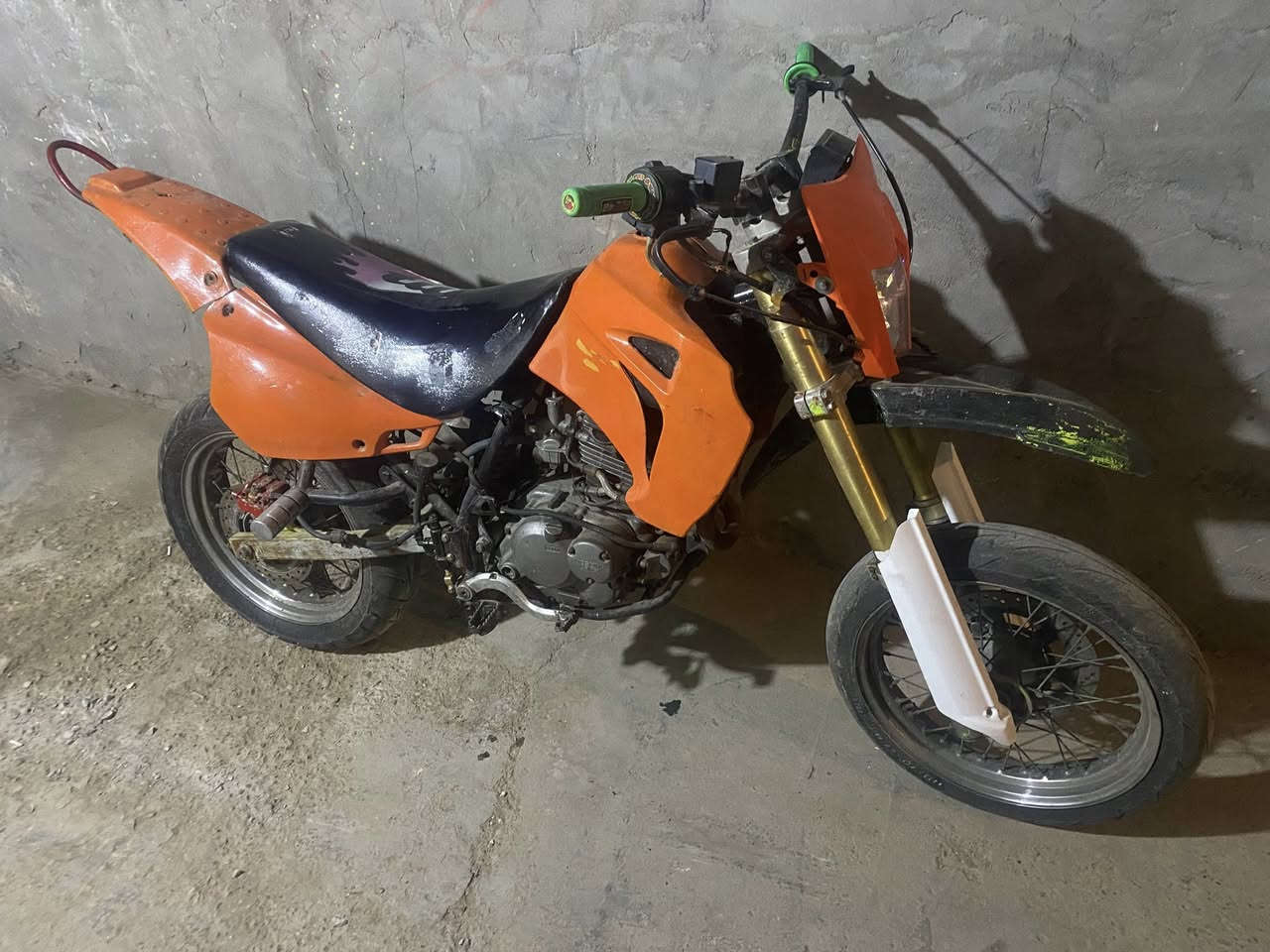 سلام عليكم للبيع دراجه قفاز هاي سونك كوري 125 بيها تدخين او تنقيص دراجه شغاله دبلات حلوه كفرات يرادلهن صبغ نفس ما اموضح بل صور الدراجه شغاله سلف بس الباتري كاعد تشتغل دفعه الباتري ميت الايت جديد بس ما مربوط كفرات كامله اوراق مابيها اكفلك سرقه او عشاير تايرات جدد وياله زينات  ابريك خلفي بل مكان  زنجيل جديد الدراجه حلوه اعيد او اكرر كايمه بس تشتغل لا اتكلي شبيها السعر 600 او بيها مجال مكان بغداد فلكت سلمان *********** ما متواجد خاص
