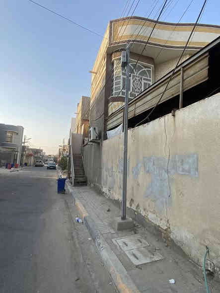 السلام عليكم 
الدار للبيع 
الموقع القبله حي المهندسين شارع الرمل
مساحه 200متر مربع 
ركن على شارع حرف T
الطابق الاول طابوق بناء 2014
الطابق الثاني ثرمستون بناء 2019
يحتوي الطابق الاول على غرفتين و صاله و استقبال ومطبخ وصحيات 
و الطابق الثاني 3 غرف و صاله ومطبخ وصحيات 
المجموع 5 غرف 
يحتوي على مشتمل مؤقت تكدر تاجره او ترجع تضمه للبيت 
السعر 385 مليون  وبي مجال 
***********
