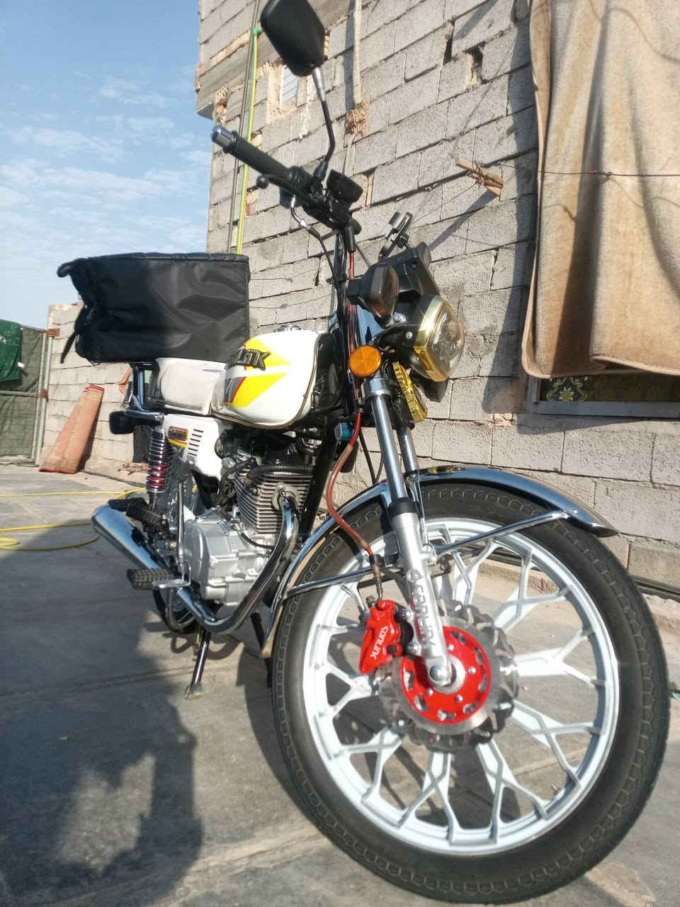 السلام عليكم دراجه سونيك موديل 24 الدراجه جديده مامشغل بيهه أوراق كارتونيه ومنفيس بيهه تشغيل بعد بصمه سويج مكاني بغداد جسر الفرنسي ب725وبيهه مجال ***********
