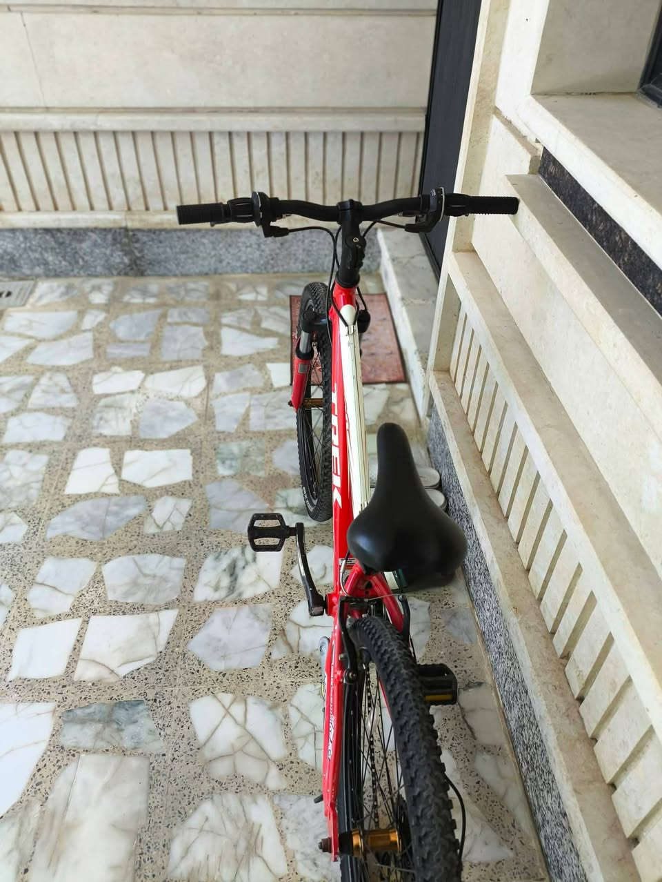 سلام عليكم بايسكل للبيع نضيف كامل كير حجم 24  موصل حي الصديق رقم التواصل ***********واتساب سعر 80 وبي مجال
