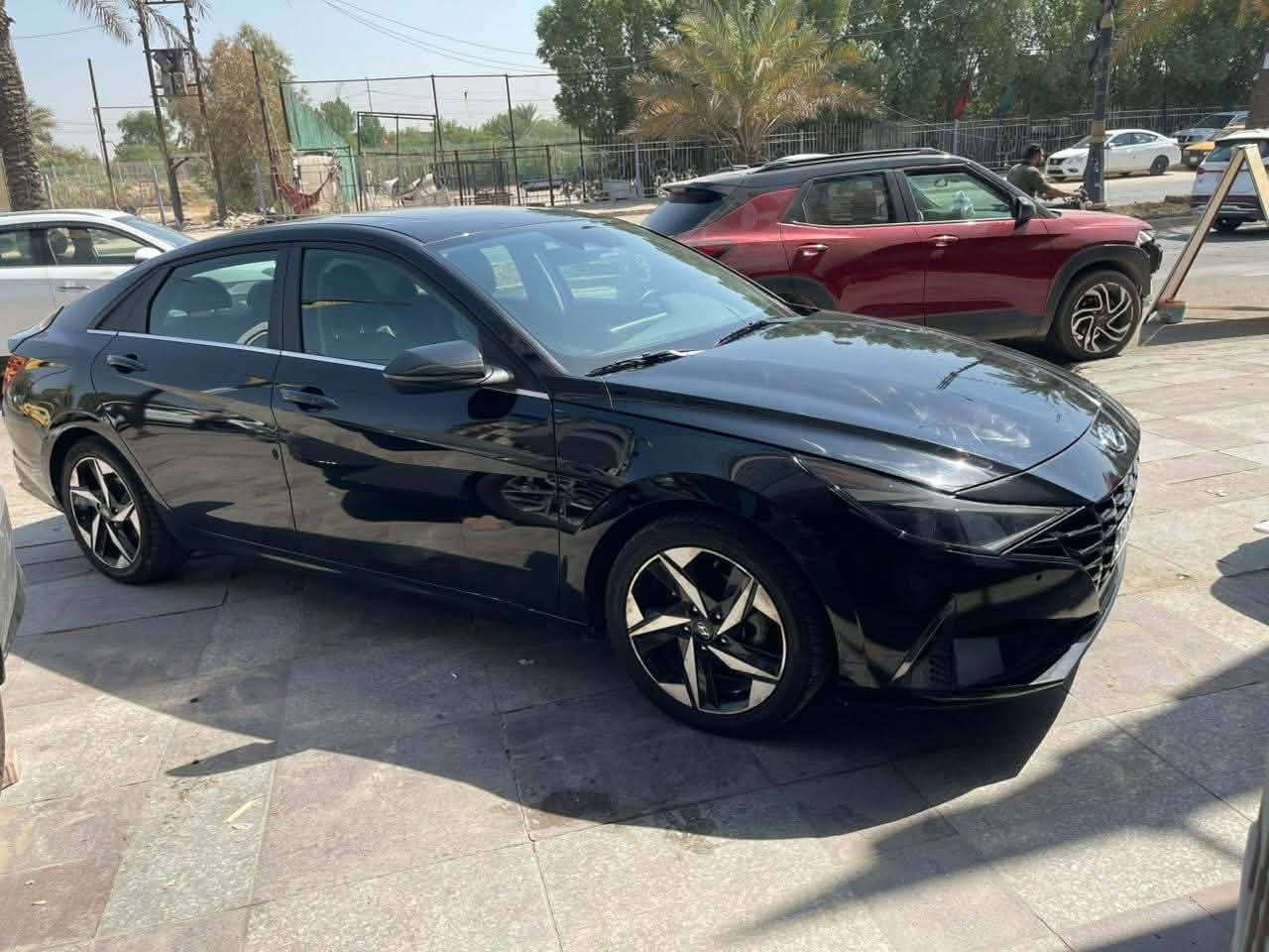 النترا هايبرد موديل 2023
ماشيه47الف
مكفوله من الشواصي والغد

 مواصفات لمتد limited
١-بصمة تشغيل ابواب وصندوك. (بصمة ابواب لمس) 
٢-فتحة سقف ( سلايد روف ) 
٣-محرك 1.6
٤-كاميره  خلفية دوارة
٥-رادارات 360 درجة ( امامي جانبي خلفي ) تمنع التصادم الامامي والجانبي والخلفي
٦-التحذير عند فتح الباب 
٧-تحكمات ستيرن 4 جهات 
٨-دشبول شاشة 4 وضعيات للعدادات
٩- 3 وضعيات قيادة ( عادي سبورت ذكي ) 
١٠- مثبت سرعة ذكي ( التحذير عند مغادرة المسار )
‏١١-Auto Hold التوقف لفترات قصيرة
١٢-الهاند بريك بصمة
١٣-شاشة بلازمة حجم كبير لمس تدعم نظام الابل كار بلي والاندرويد اوتو بدون كيبل يربط التلفون واير ليس و GPS  
١٤-شحن واير ليس 
١٥-ويل كب ١٧ مميز 
١٦-نظام الصوت Bose عدد السماعات 8 
١٧-تشغيل عن بعُد 
١٨-اشاير بال مري
١٩-اضواء ترحيب عند الاقتراب 
٢٠-لايت لد 3عدسات وسكنات لد 
٢١-كشنات جلد السايق كهرباء 
٢٢-نقطة عمياء
٢٣-تدفئة/ تبريد بالكشنات
٢٤- لد متغير الالوان 12 لون على طول الدشبول
٢٥- كير اوتماتيك و S عادي
٢٦-تحديد مسار وقيادة ذاتية  ورادار امامي 
٢٧- مانع انزلاق 
***********
السعر ١٤٥
