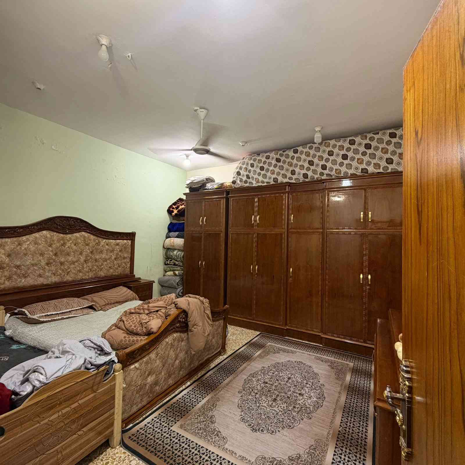 السلام عليكم بيت مساحة ١٢٥ متر للبيع المكان حي الجامعة الاولىً قرب المدرسه الصينيه رقم صاحب البيت ***********
