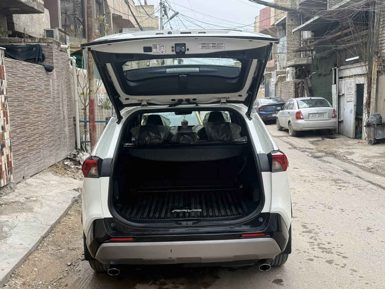 السلام عليكم🚗
تيوتا راف 4 هايبرد موديل 2022 فول لمتد 1/1 اعلى فئة بالراف للبيع رقم بغداد باسمي تحويل ثاني يوم

وارد امريكا حادث دعامية  ولايت جهة اليمين  

بيه صبغ صندوق 🎁 ربع  مع باب 🚪 جهت ايمين بارد.  فقط.  

السيارة نظيفة جدا وبحالة ممتازة 

ماشية 50 الف  

مواصفات السيارة 

كاميرات 360ْ

كاميرا امامية + خلفية + جانبية + كاميرا بالمرايا 

رادارات امامي خلفي جانبي 

حساسات امامي خلفي جانبي 

قيادة ذاتية 

تبريد منفصل امامي وخلفي 

كشنات جلد 

كشنات تدفئة تبريد المقاعد الامامية والخلفية 

خزن الكشنات ميموري 

كشن كهرباء

حساس توقف امامي front parking sensor

حساس توقف خلفي assist parking sensor

عداد السرعة ديجتال 

شاشة كبيرة 9 انش 

فور ويل AWD 

ثلاث وضعيات للقيادة eco + normal + sport

اشاير بالمري + نقطة عمياء 

لايت زينون بلادي + حاجب لد 

فتحة بالسقف 

اشاير ترحيب

انارة داخلية محيطية 

دخول ذكي + خمس بصمات بالابواب 

جنطة كهرباء تفتح بحساس الرجل 

ستستم صوت 8 سماعات JBL 

وهواي بعد مواصفات نسيت اذكرهن 

السيارة بحالة ممتازة
*********** 
السعر ٢٢٠
