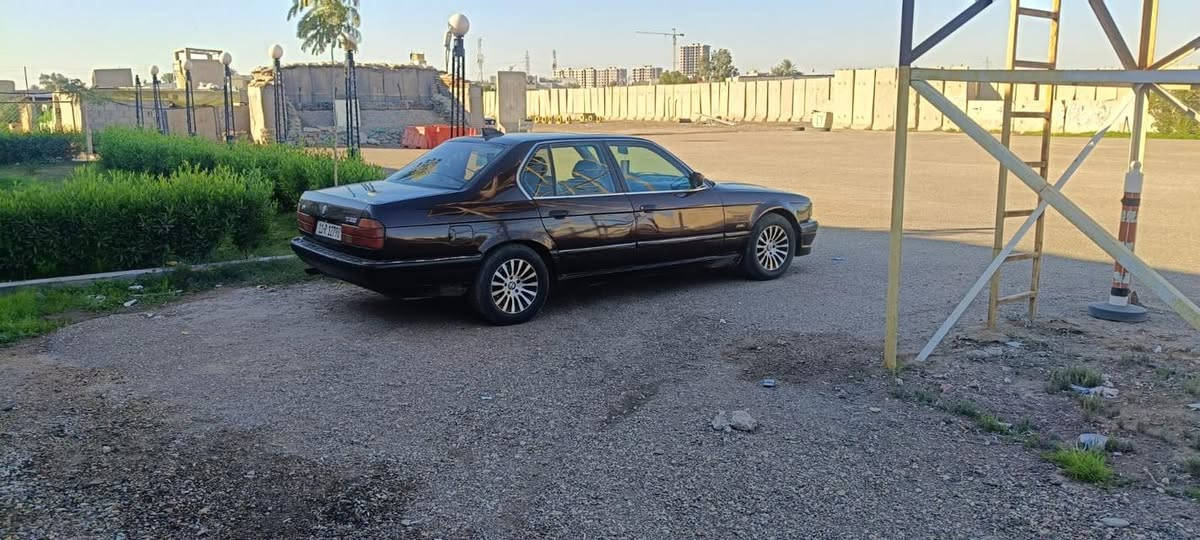 السلام عليكم بي ام ٧٣٥مديل 1993 لون كرزي داخل ملكي كير مكينه مكفولات كفاله عامه دبل ايرباك  تبريدها شغال ثلج  اي نقص مابيه امكفوله من ضربه اي خياس ما بيها  تشغيلتها ناعمه تحريكتها بطناش ترايك وبعد بيها امور ميحتاج احجيلك الصور كدامك وعينك تشوف  عنواني بغداد للاستفسار الاتصال  ***********
ال سعر )60
