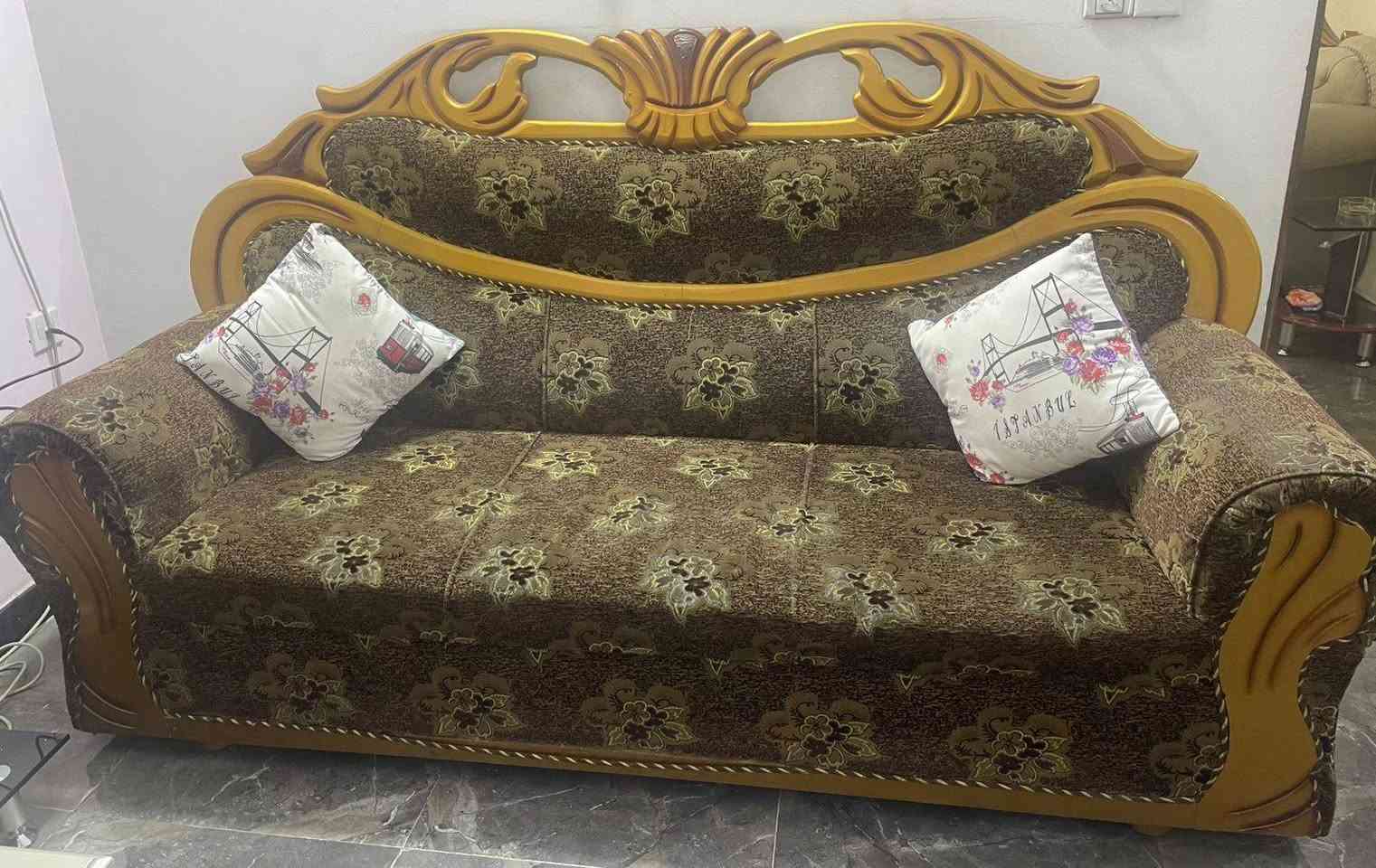 تخم للبيع قنفات كرويتات اثنين وكراسي عدد 4 نضيفات وسفنج درجه اولى وطبلات عدد اثنين كبيره وحده صغيره السعر 400 الف مكاني بغداد  حي الخضراء الأستفسار *********** متواجد واتساب

