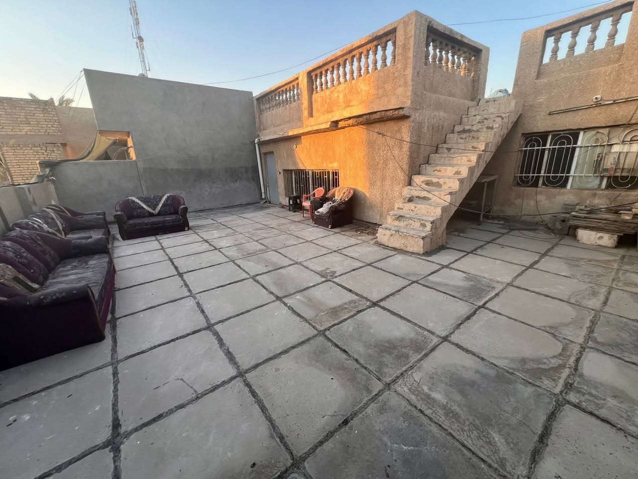 للإيجار في السيـديـــــــة 

بيت مساحة ٢٠٠ متر طابق اول معزول عزل تام 
 يتكون من غرفة نوم وصالة وحولي جبير مفتوح ع مطبخ وخدمات 

بدل الايجار / 550 الف 

للاستفسار***********
