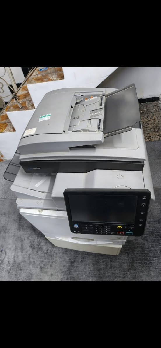 جهاز استنساخ نوع ريكوا ياباني
الجهاز حيييل نظيف
يشتغل سحب استنساخ من الموبايل بس تربط ع انت رنيت فول مواصفات
هذه طابعة ليزر متعددة الوظائف من نوع Ricoh MP C401. 
تتميز بسرعة نسخ تبلغ 40 نسخة في الدقيقة.
يمكنها النسخ والطباعة والمسح الضوئي (سكنر).
تدعم مقاسات الأوراق A4 و A5.
توفر وضوح طباعة يصل إلى 1200*1200 نقطة في البوصة.


**إذا كنت صاحب هذا الإعلان وتريد حذفه لأي سبب، رجاءا أرسل رسالة إلى الدعم الفني**