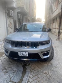 جيب كرانـد شيروكي 2024  🚨بغداد بسمي     بانزين + هايبرد + شحن منزلي  ا...
