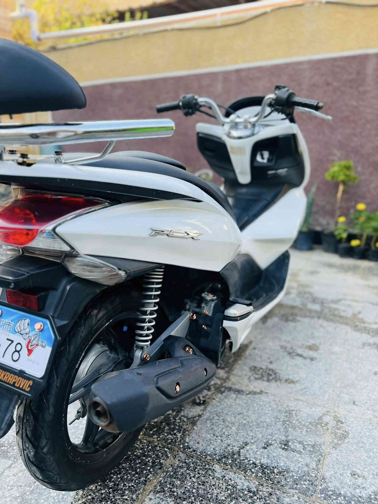 السلام عليكم دراجه bcxجيل الاول ياباني 

دراجه جديده بل كارتون كلها بلاديه كفر مكينه بلادي 
 لون ابيضّ صدفي دراجه خير من الله كلش حلوه بل حقيقة 
السعر 1450 وبيها مجال حك الجية العنوان بغداد مدينة الصدر الهاتف ***********
