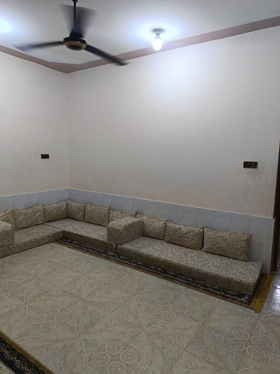 من رخصة الادمن المحترم 
دار سكن للبيع كاملة تحتوي على ثلاث غرف نوم وغرفة استقبال وهول وصاله كبيره ومطبخ وحمامات داخلية وخارجية وبيتونه كبيره مساحة البيت 800 متر الموقع حي الدره قريب على مولدة حي الدره داخل حدود بلدية القائم مؤهله لرفع معاملة طابو السعر المطلوب 65 مليون قابل للتفاوض للاستفسار يرجى الاتصال على الرقم *********** ابو عمار
