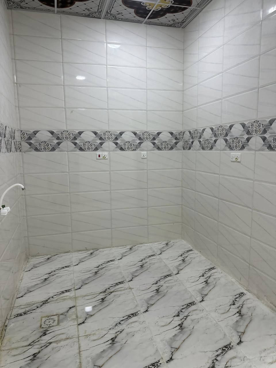 سندويج 100 م للبيع بموقع مميز  الجزيرة الفيروزيه على شارع تبليط قريب على شط العرب ويبعد عن جسر خالد كيلو ونص  غرفتين واستقبال  ومطبخ  سعره 40 وقابل لتفاوض  ***********
