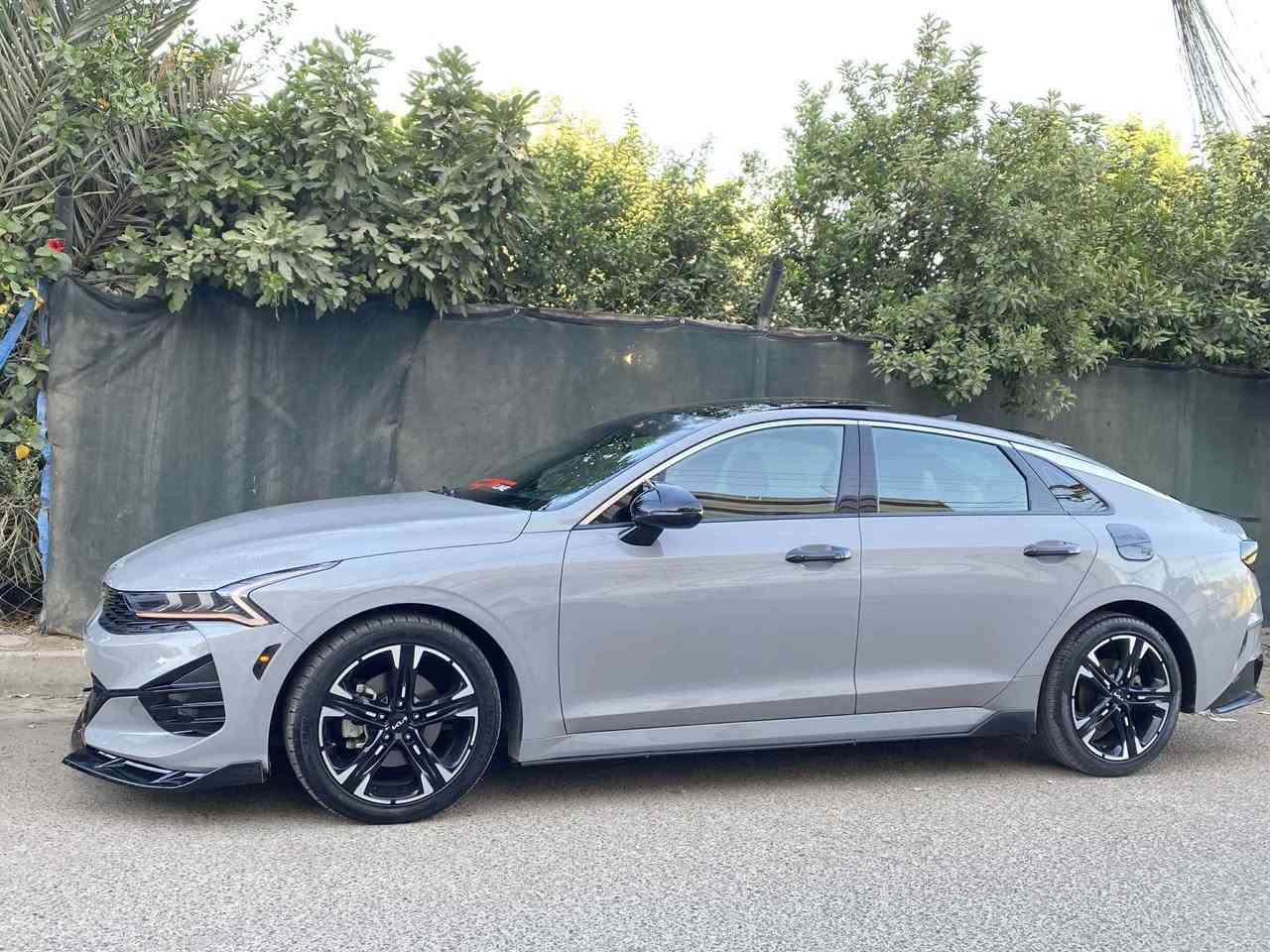 السلام عليكم
السياره للبيع فقط . بدون مراوس 
Kia k5 2023 1600T Gt Line 
حآدث السياره جاملغ خلفي مصلح ومصبوغ والصندوك كذلك 
بدون حوض نهائيا + باب السايق + خلف السايق اجه بيهن كلير من امريكا فقط بدون تصليح بدون حادث بدون تبديل ولا فتح 
بدون ايرباك كلهن سليمات  
ماشيـه حاليا 39 ميل يعني 61 الف كيلو وقابل للزياده

كلشي بيهه على وضع الشركه وبلادي اي شي ممفتوح جديده بعدهه 

المواصفات : تشغيل عن بعد - شاشه كامره - تدفئه كشنات _ داخل احمر  _ بجم لد برتقالي بلادي وباقي الاشياء معروفه 

مكان السياره بغداد حي العدل 

رقم تلفون *********** 
متواجد واتس وسيمكارت 
سعر السياره ١٩٠ ورقه وبيهه مجال بسيط 
السعر اذا ميعجبك اعبر المنشور واني ممنون ☘️
