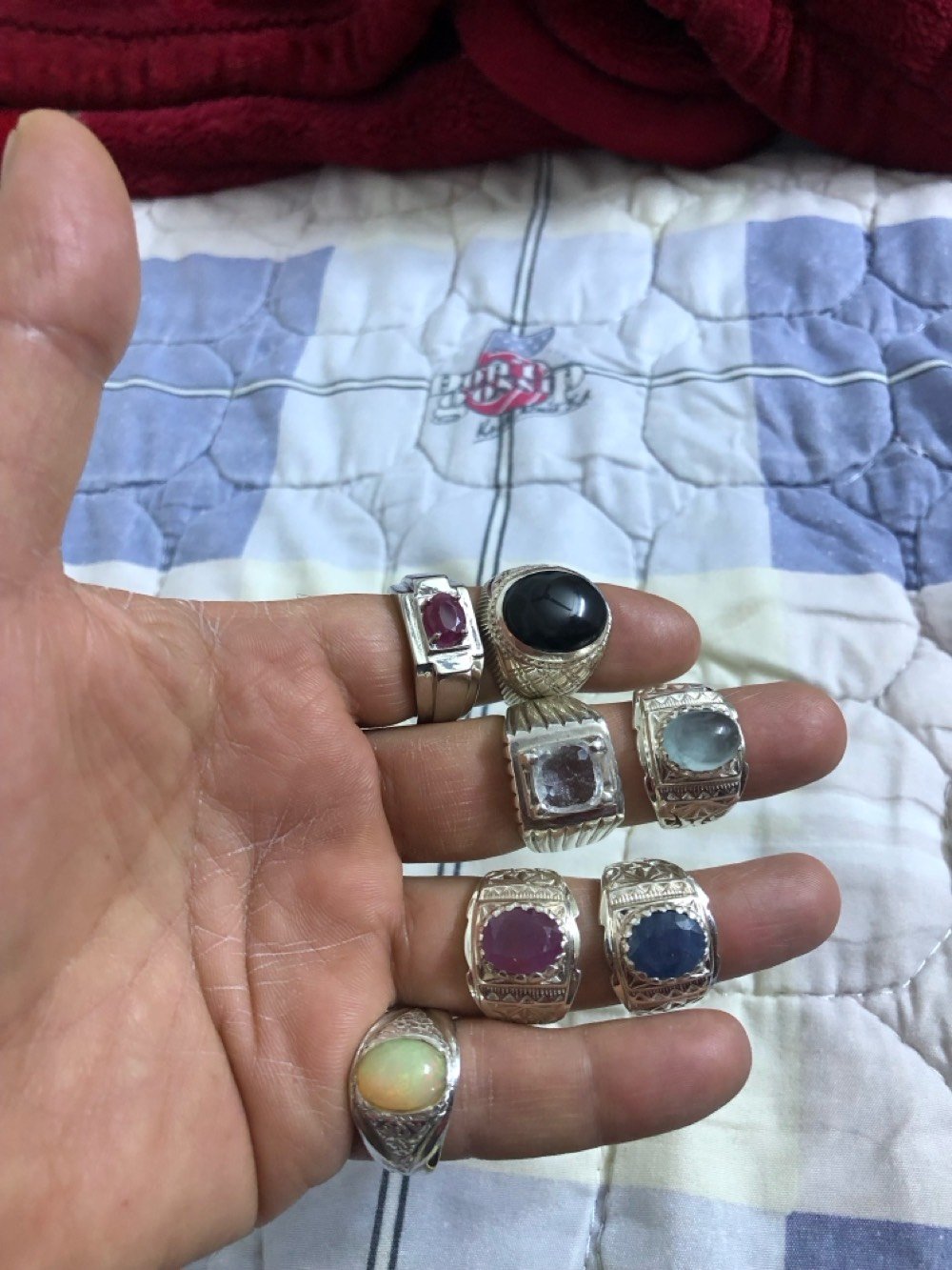 عندي مجموعة من الإكسسوارات اليدوية الجميلة تتنوع بين مسباح من الكهرمان الطبيعي وخواتم فضية عليها أحجار كريمة، بالإضافة إلى أساور وعقود بتصاميم أنيقة. للمزيد من المعلومات والتفاصيل، تواصل معي.