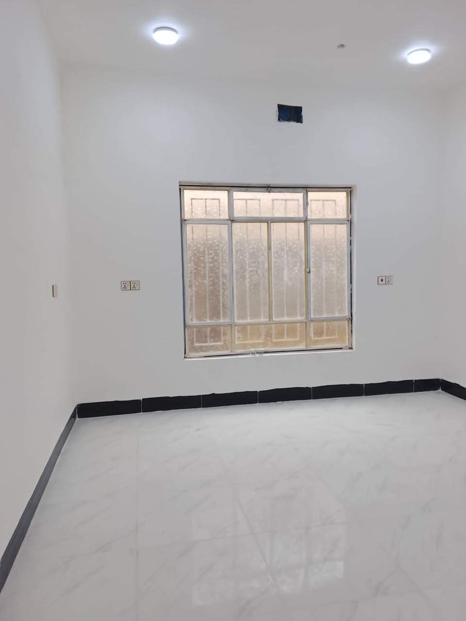 السلام عليكم بيت للبيع حي الامين يبعد عني الشارع 300 متر مساحه 315 بناء جديد كافه ! ***********
