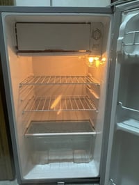اخوان ثلاجه حجم صغير شغاله مابيه شي للبيع    السعر 50  رقم الهاتف للتو...