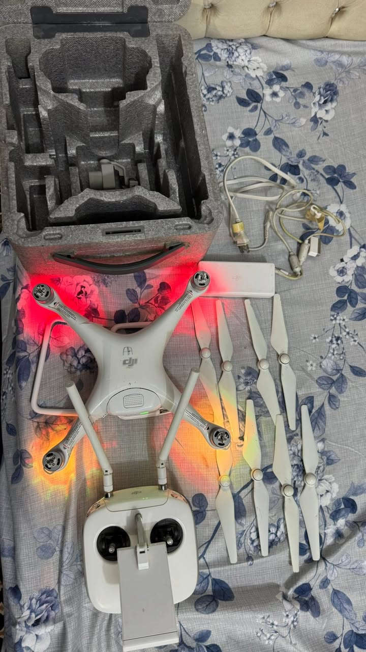 السلام عليكم 

درون dji PHANTOM 4Pro تعرضت لحادث ومثل مموضح بالصورة الكمبل مالتها والذرعان اما هية شغالة وكامل ملحقاتها الباقية ومقطع لطيرانها هم موجود، مكاني ديالى وين ماتريد اكدر ادزلكياهة سعر خاص او على *********** 
وبالتوفيق للجميع ❤️
