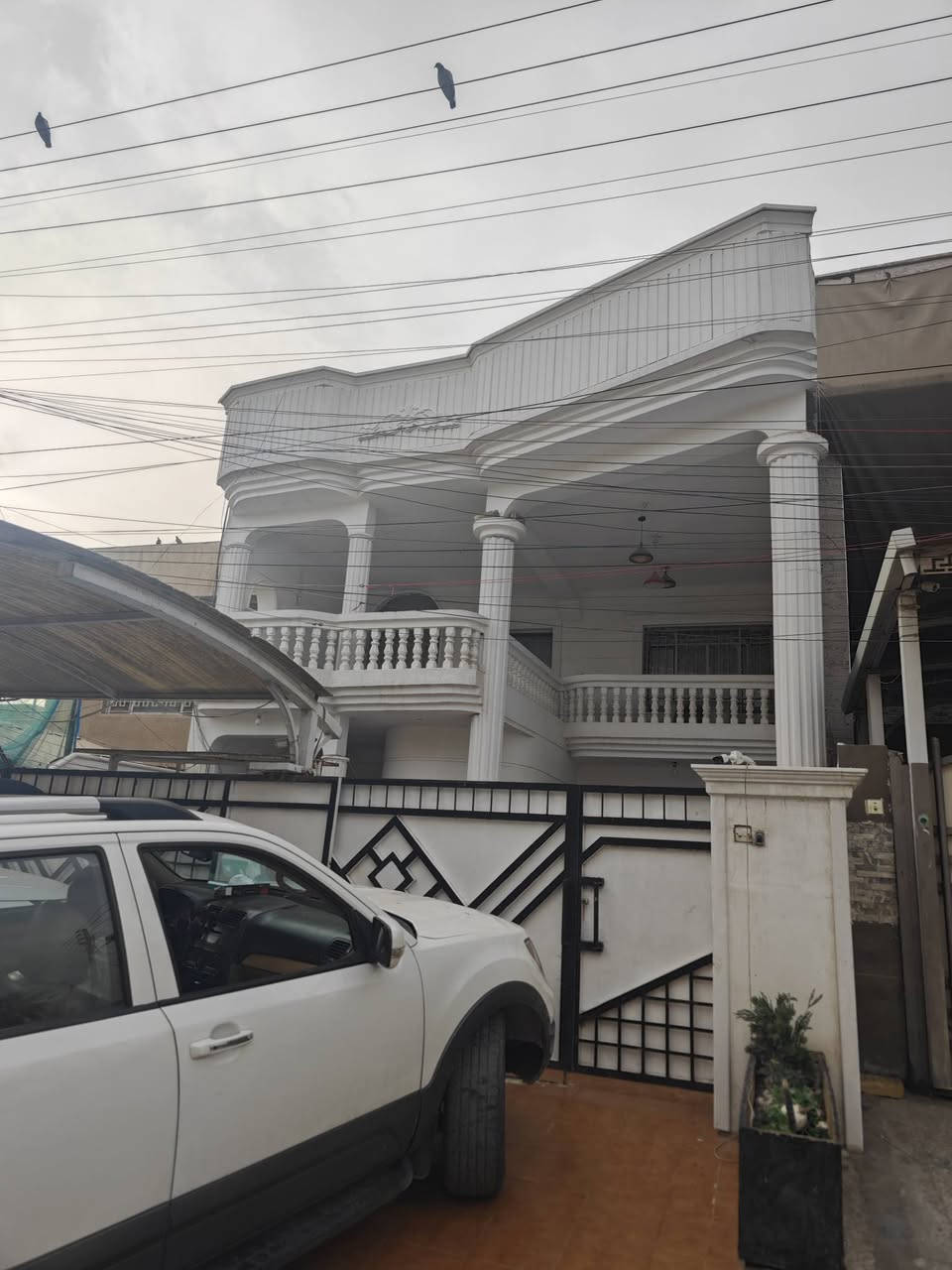 بيت للبيع في البنوك 200م واجهة 8 غرف نوم عدد 4 صحيات 5 منظومة طاقة شمسية 70 امبير بسعر مناسب للاستفسار الاتصال على ***********
