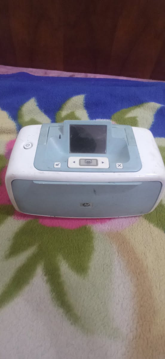 الطابعة عملية جداً وتطبع صور مقاس (4×6) إنش بجودة ممتازة مباشرة من الفلاشة أو كرت الذاكرة بدون حاجة لكمبيوتر.المميزات: حجم صغير وخفيف، فيها شاشة ملونة لمعاينة الصور قبل الطباعة.الحالة: ما ادري تشتغل او لا و ما بيه اي شيء فقط الطابعه السعر: 5 ألاف المكان: حله نادر الثالثة حي النور للتواصل والحجز: ***********
