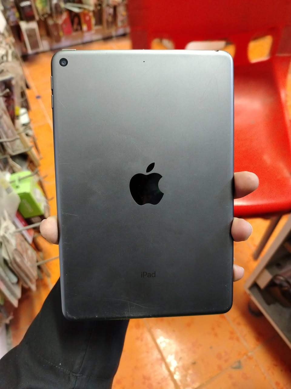 سلام عليكم ايباد مني5 لبيع ذاكرته 64 جهاز نضيف مامتفوح ولا مبدل بي شي سعره 250 الف بي مجال قليل يجي ويا كارتونته وشاحنه لصليه مكاني البصره رقم الهاتف ***********
