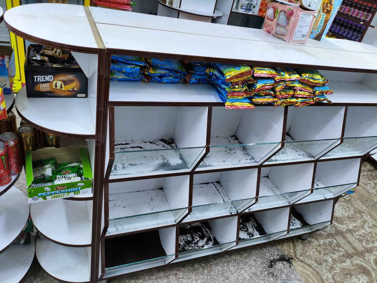 سلام عليكم عيني شباب عندي رفوف +سفن +مجمده +مولد 30كيفي نضيفه
العلوان ميسان المجر الكبير رقم مبايل***********
