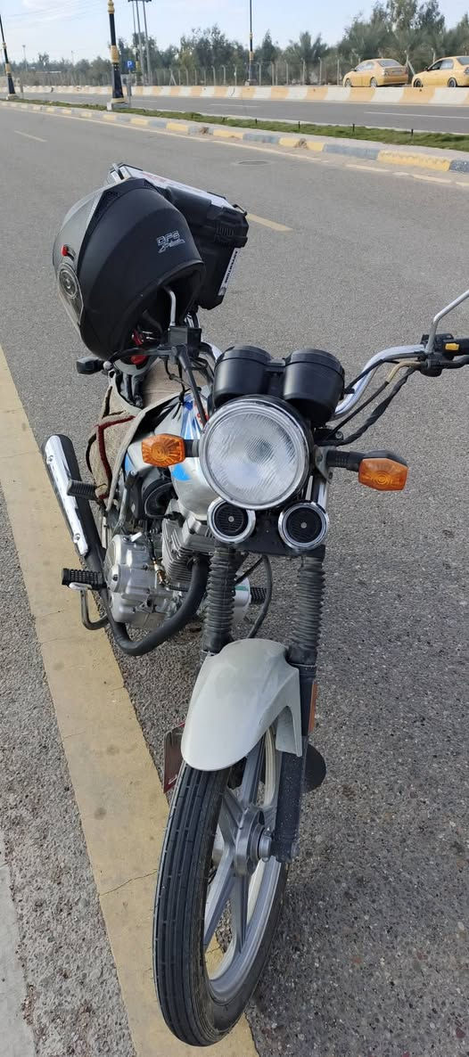 السلام عليكم من رخصة الآدمن 
دايون عظم 2019
الدراجة كاملة مكملة وكهربائياته كله شغالة الدراجة حلوة وبالعافية على الي ياخذه . 
الدراجة كلك اوراقة ضايعة سعرها 650 وبيه مجال بسيط او مراوس ب(اربعة گير) . 
مكاني كربلاء . 
للاتصال ***********
