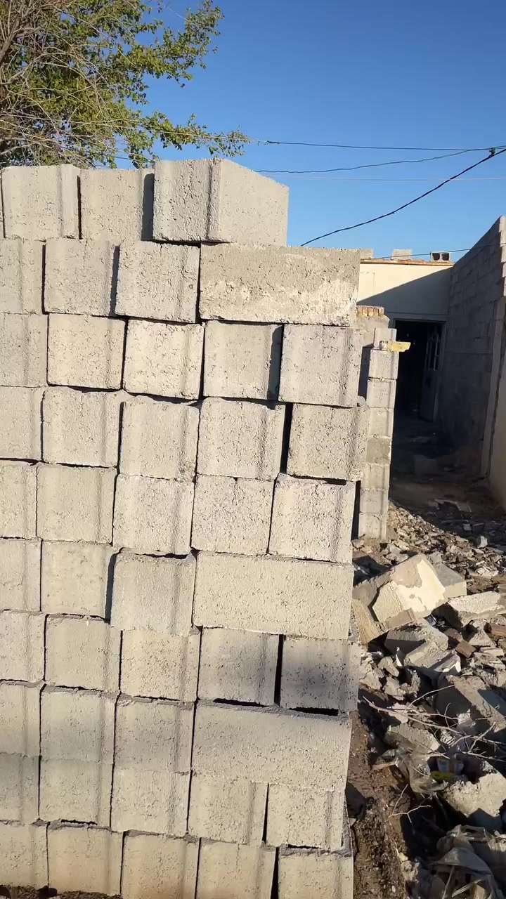 سلام عليكم بيت  بلحسينيه مال الراشديه  تجاوز عل شارع العام بل سايدي مال كهوت المتقاعدين كبال المدرسه الحوه  100 متر غرفه 6 في 5 كامله مسكفه ومخمره  بس المطبغ والستقبال والصحيات بعدهن ماكاملات المواد موجود كله  بلوك وسمنت وباب الحوش وبابين خشب اواحد للغرفه واحد للستقبال وباب حديد للستقبال وباب حديد للممر وبابين المنيوم واحد للحمال وللتواليت  وباب حديد للترك وبي ابي وبي كيبل وطنيه واكو وره البيت مساحه كد غرفتين مسيجه ودافنه  السعر 8 وبي مجال ***********
