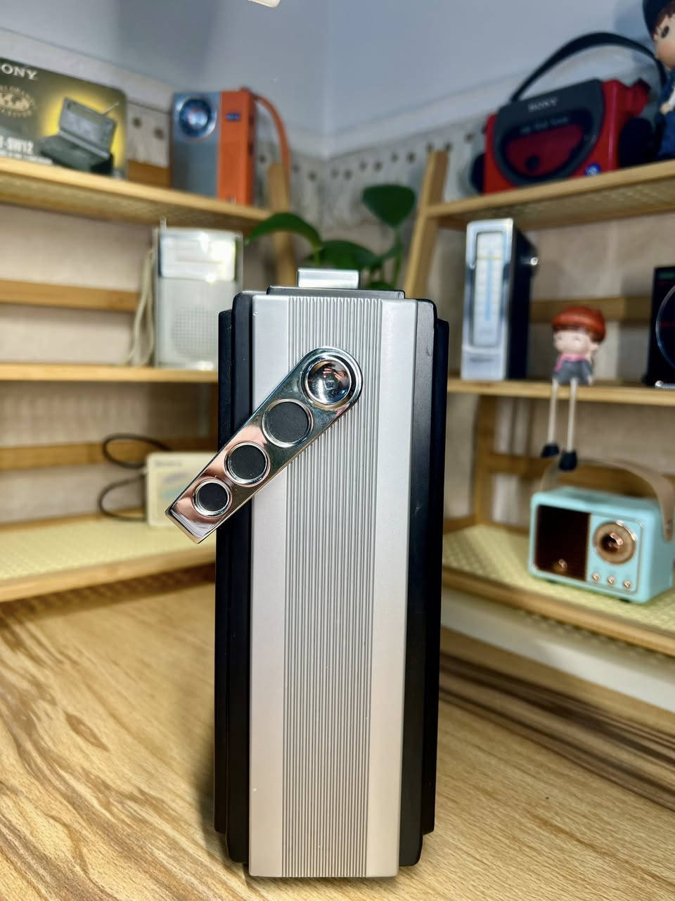 بعد اذن الآدمن
تحفة من كروندك انتاج ١٩٧٦ - ١٩٧٨
يعمل على الكهرباء المباشر او بطاريات حجم كبير عدد ٦
٥ موجات Fm-Lw-Mw-Sw(1-2)
نظام AFC تحسين التقاط تردد Fm
كيج قوة الاشارة و فحص قوة البطاريات
موقت التشغيل
للحجز مراسلة الصفحة او مراسلة واتساب على الرقم ***********
#الجميع
#راديوات_انتيكة
#راديو_قديم
#راديو_نادر
#تحف_وانتيكات
#انتيكات
#VintageRadio
#AntiqueRadio
#هواة_التحف
#بيع_وشراء
#العراق
