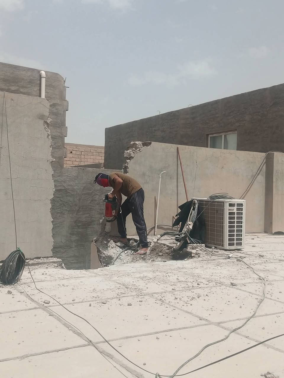 سلام عليكم  / يوجد كادر عمل جاهز/ تصعيد مواد/ تنضيف بيوت/ تفليش/ تكشيط/ تنضيف حدائق/ دفن نهري  / شقلنه ليل ونهار   /ومعداتنه جاهز/ ماعليك بس تصال على رقم  /     *********** /
