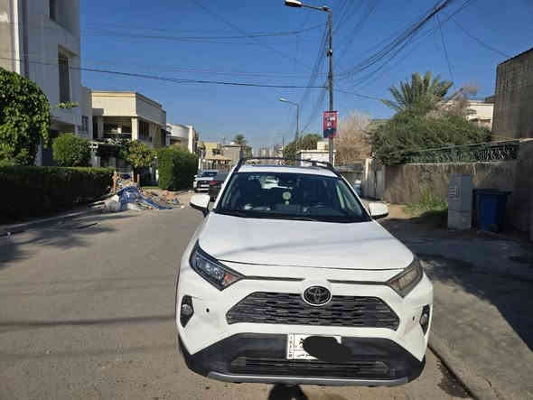 بسم الله الرحمن الرحيم
السلام عليكم .....
للبيع راف فور ٢٠١٩ فول مواصفات xle 
١.رقم بغداد باسمي تحويل مباشر
حادث تخريب تبديل بونيد باقي السياره مكفوله على البلاد.

٢.السياره وارد ياباني يعني مكتوب بالبدنه صنع في اليابان
Made in japan
وهذه الوارد نادر يجي بالسيارات الامريكي
اغلبه يجي وارد امريكي صنع في امريكا او كندا.
السياره بانزين
٣.مواصفات السياره كالاتي:-
- بصمة تشغيل
- فتحة سقف سلايد روف
- وضعيات قيادة متعدده
- جنطة كهرباء
- تبريد قطعتين 
- رادار جانبي وامامي
- تحديد مسار
- قيادة ذاتية
- سايد بريد بصمه
- محرك ٤ سلندر فئه ٢٥٠٠
- ايكو ونظام وقود اقتصادي
- شاشه دشبول
- كشنات كهرباء السايق
- كشنات تدفئه تبريد
- تحكم ستيرن
- ويل كب
وبعد مواصفات علما السياره بانزين وعلى ايدي وتخم تاير جديد وصدر خير من الله وماشيه ٥٩ الف ميل فقط.
٤.سعر السياره اخوان ٢٢٠ ورقه وبيها مجال للشرايه الجادين
التواصل على رقم الهاتف 
***********
٥.مكان السياره بغداد منطقة المنصور
تحياتي.
