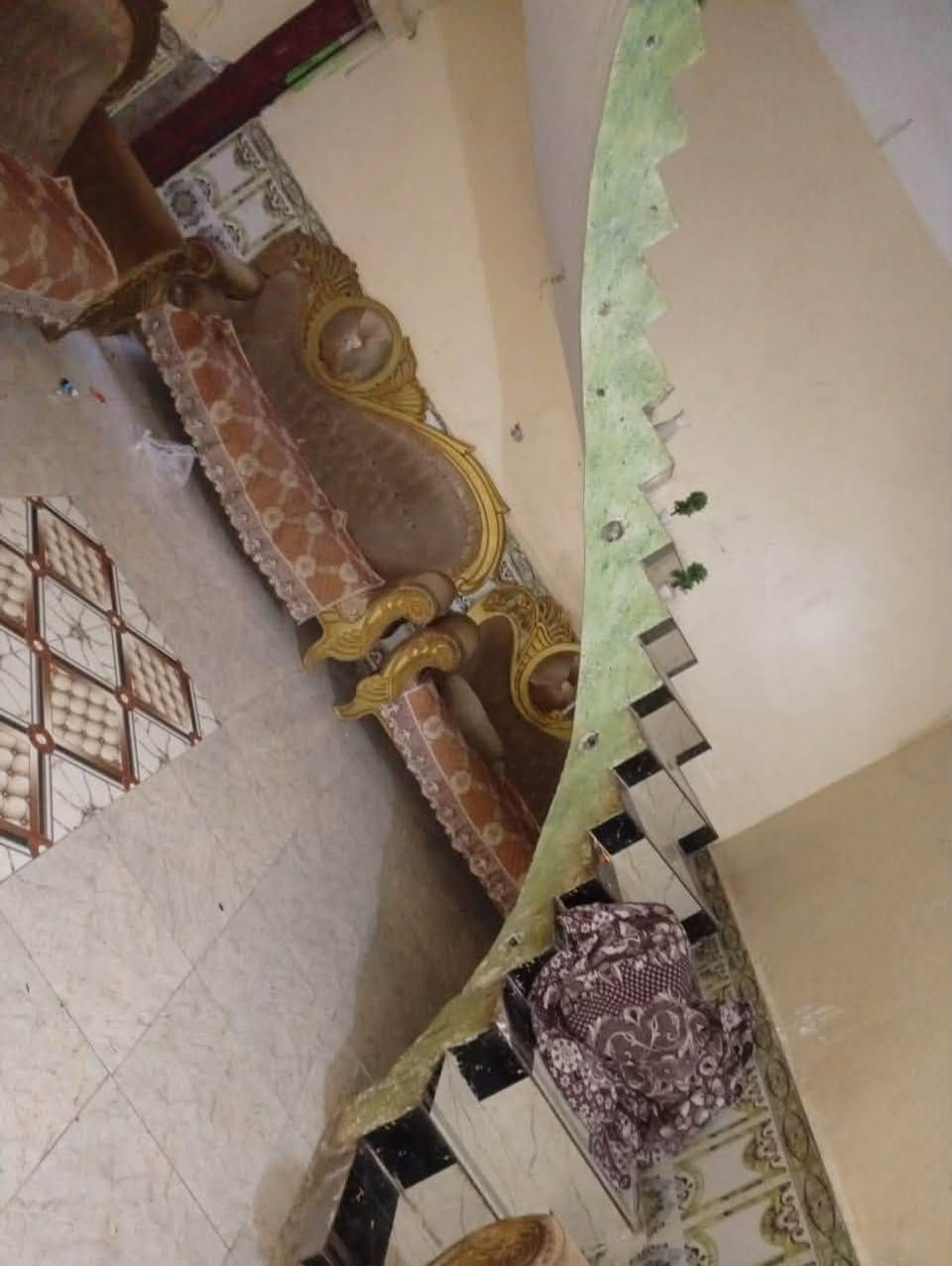 للبيع نص بيت شرك بحي العباس /مساحه 125م /عله شارع 30/ بي غرفه وصاله ومطبخ وديوانيه صحيات  /قريب عل مدرسه عباد الرحمن/الاستفسار *********** بي واتساب
