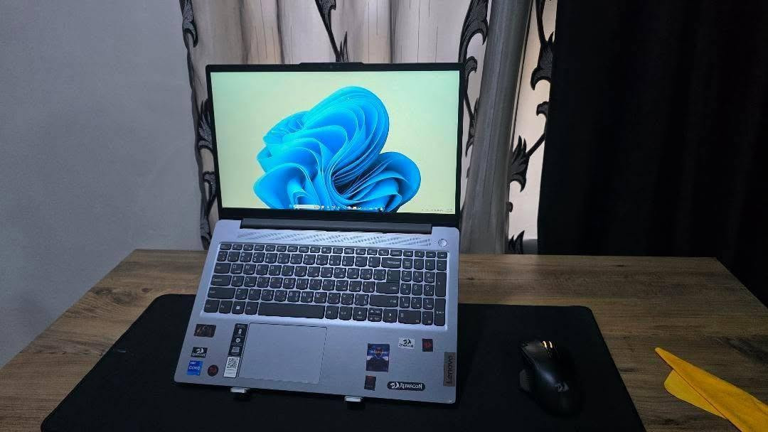 ♦️ لابتوب مستعمل للبيع

Lenovo IdeaPad Slim 3 15IRH8

مدة الاستعمال 6 أشهر والضمان بعده ماخلص.

المواصفات:

🔹 المعالج: Intel Core i7-13620H (10 أنوية: 6 Performance + 4 Efficient) / 16 مسار

سرعة تصل إلى 4.9GHz لأنوية الأداء (P-Cores)
سرعة تصل إلى 3.6GHz لأنوية الكفاءة (E-Cores)

ذاكرة  24MB Intel Smart Cache
🔹 كرت الشاشة: Intel UHD Graphics مدمج

🔹 الرام: 16GB LPDDR5 4800MHz (ملحومة)
🔹 التخزين: SSD NVMe PCIe 4.0 M.2 2242 بسعة 512GB

🔹 الشاشة: 15.6 بوصة
🔹 الدقة Full HD (1920×1080)
🔹 لوحة IPS

🔹 السطوع 300 nits
🔹الشاشة مضادة للانعكاس (Anti-Glare)

اللابتوب مناسب للبرمجة والتصفح والمهام المتعددة.

السعر: 700 ألف وبي مجال.

المكان: الموصل واكو توصيل لباقي المحافظات.


**إذا كنت صاحب هذا الإعلان وتريد حذفه لأي سبب، رجاءا أرسل رسالة إلى الدعم الفني**