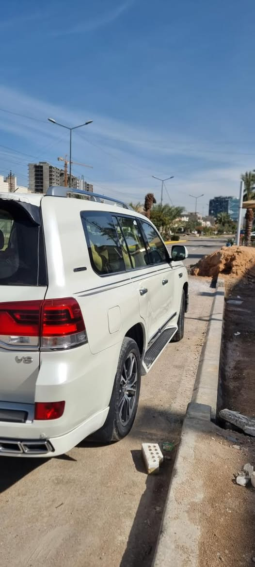 سيارة لاندكروزر موديل 2020ساز كراند تورنك ماشيه 195 الف سياره كفاله عامه ساز بيها رصعتين بالقماره وشخوط موضحه بصوره سعر سياره 53 الف دولار مكاني بغداد رقم ***********
