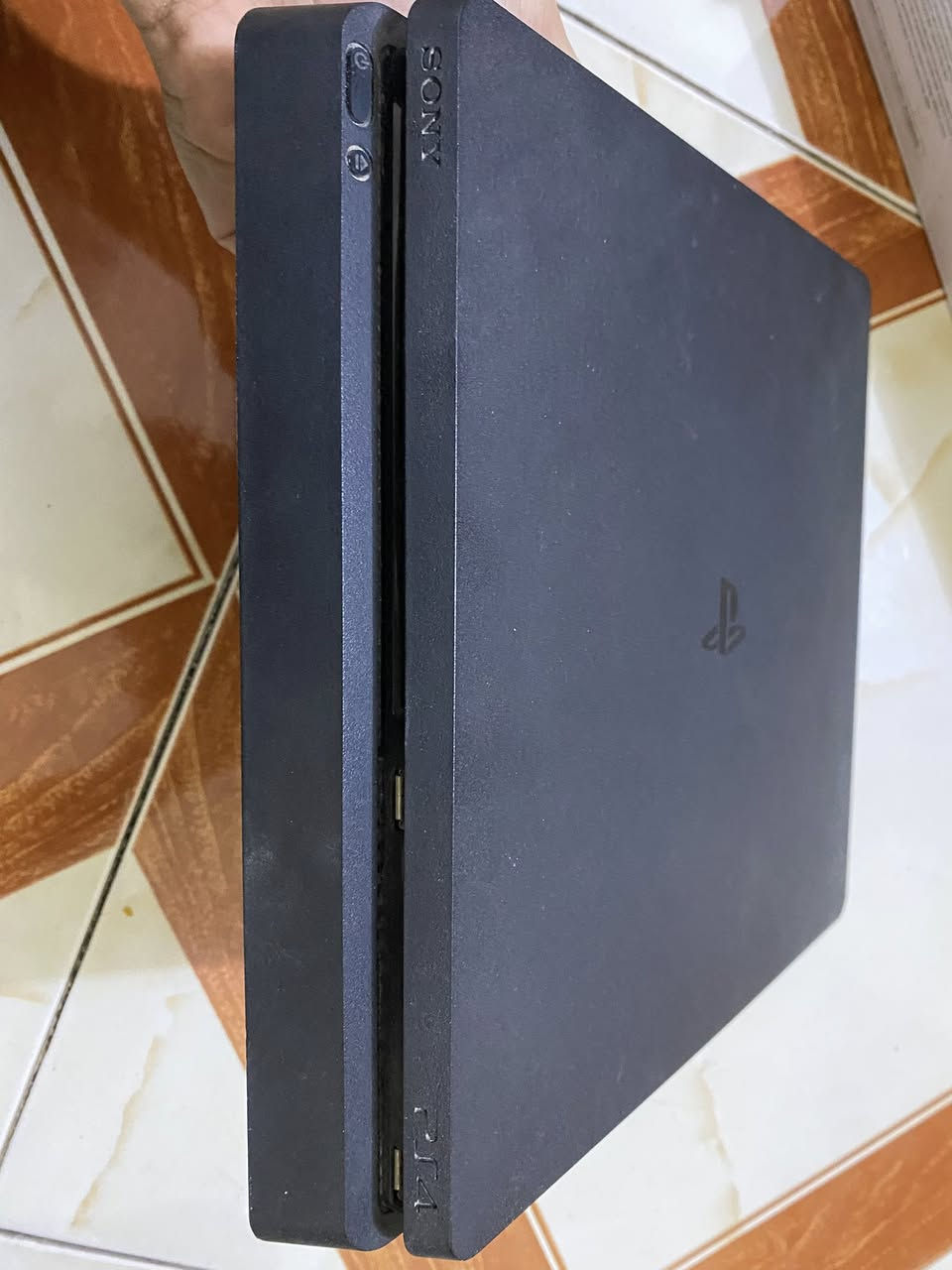 السلام عليكم ps4 للبيع مستعمل قليل كلش ونضيف وياه حساب امريكي وجوستكات 2 غراضة كلهن كاملات تحديث (13.50) 

سعر 250 
*********** هذا رقمي واتساب فقط
مكاني ناصرية مركز
