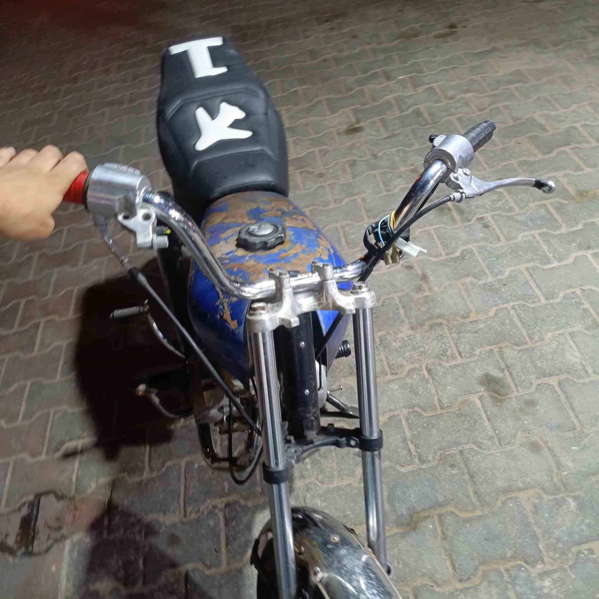 دراجه للبيع دراجه عليها هواي شغلات جديده دراجه توديك وتجيبك بكل وقت هندر واحد مكينتها تذب دهن وبيها نقوصات بسيطه مكان حي العامل قرب مول الباقر ***********رقمي
