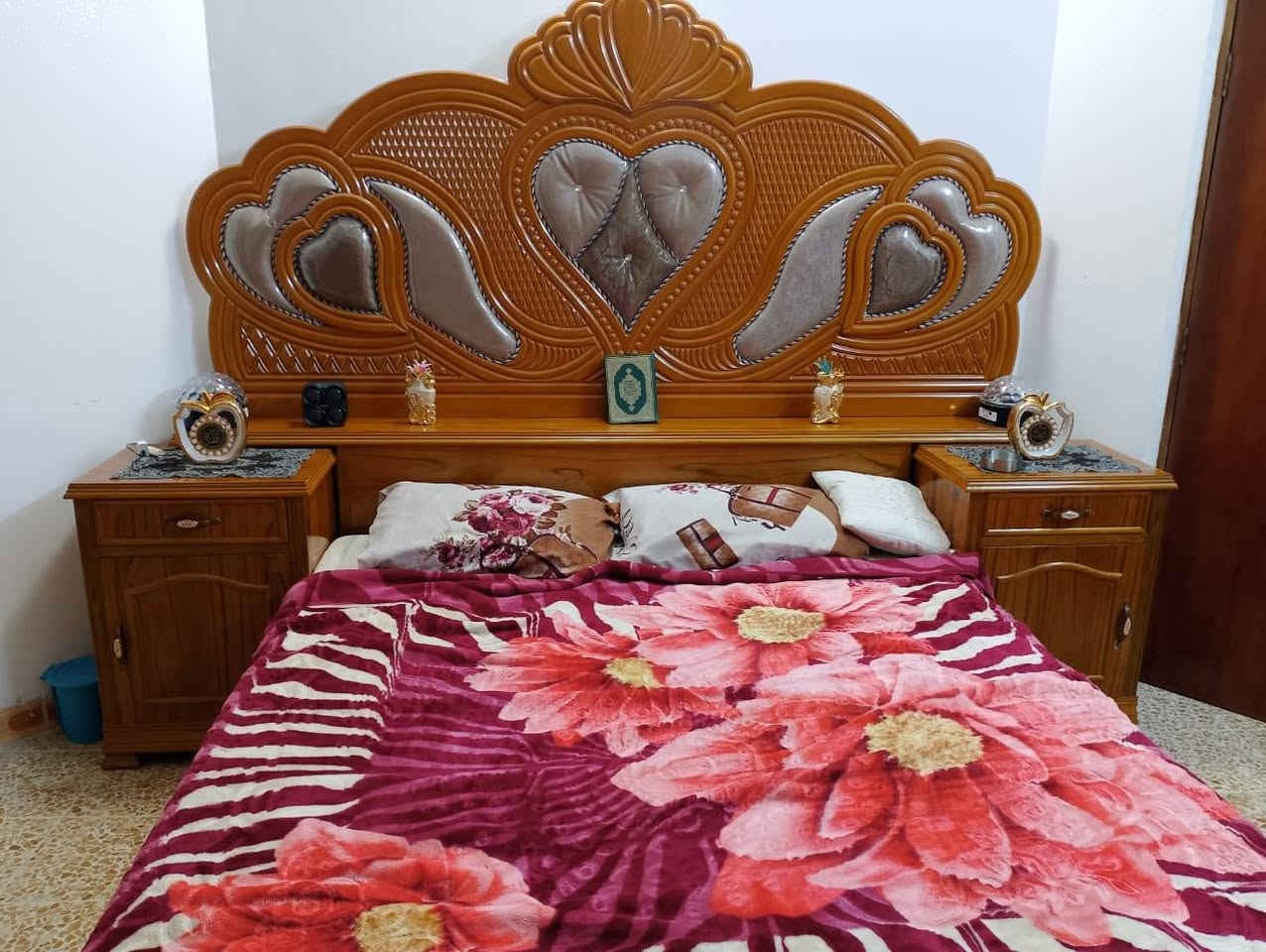 غرفه للبيع فصال خشب صاج جديدة مستخدمه خمسة شهور السعر مليون ٢٠٠ وبيها مجال الاتصال علئ رقم  ***********
